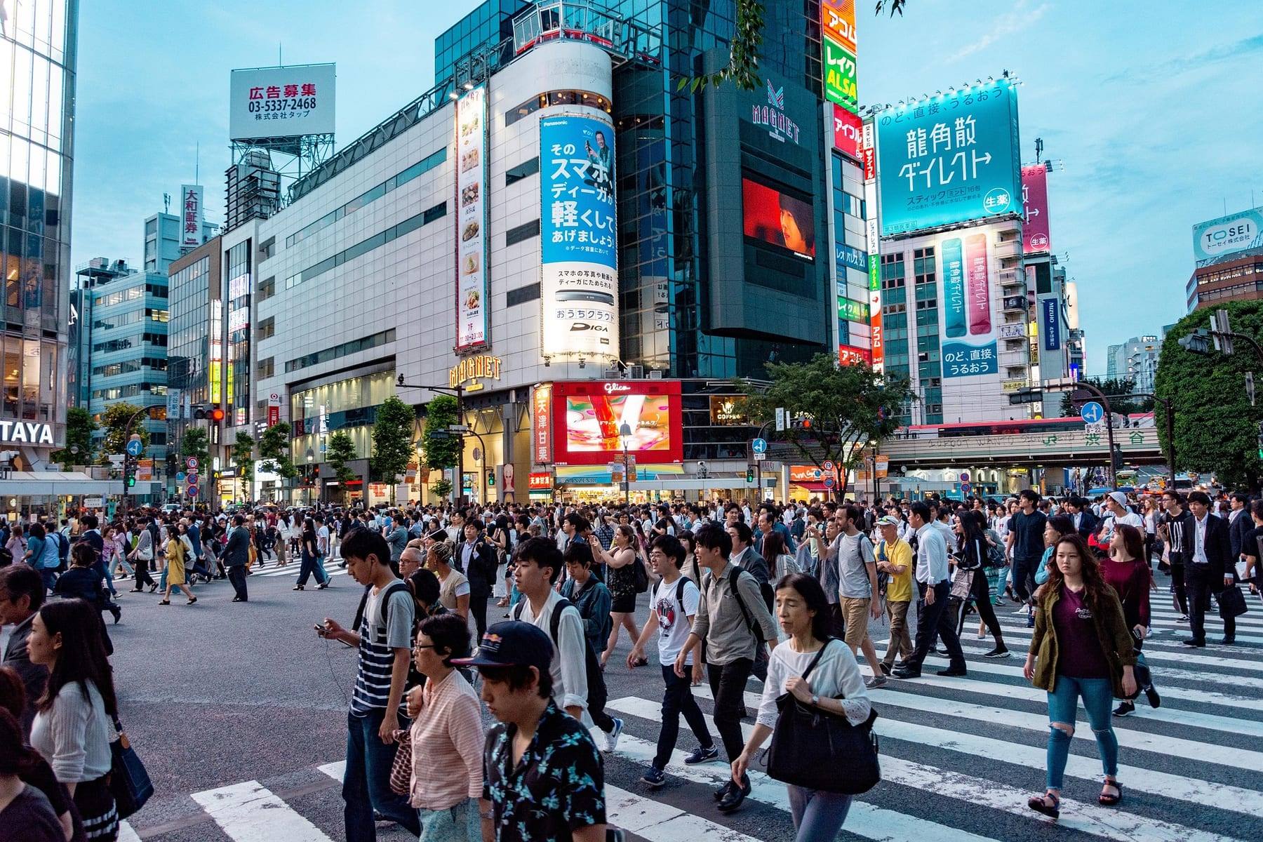 東京・渋谷のスクランブル交差点を渡る大勢の人々。IOST最大のコミュニティがある日本の中心地